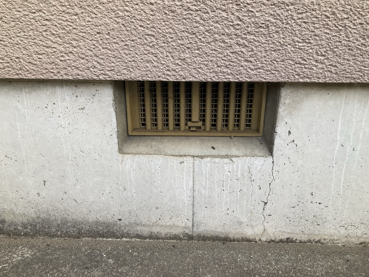 基礎の通気口まわりのひび割れ。地震保険の鑑定人が「一番被害の分かる場所」と言った箇所