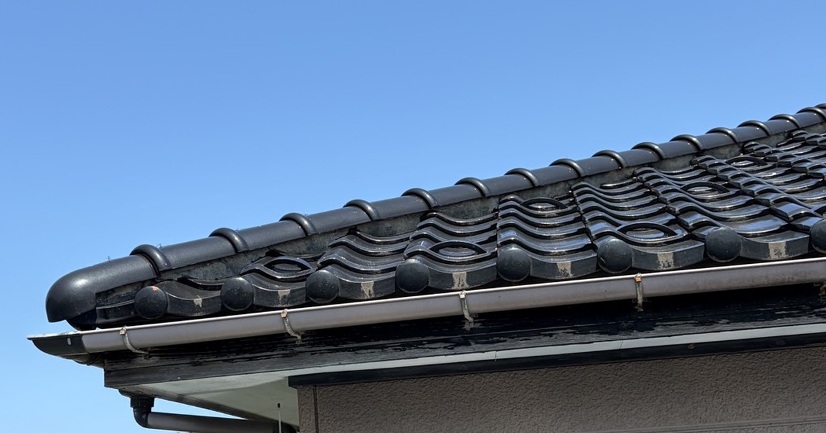 築34年の家の瓦屋根の軒先と雨どい