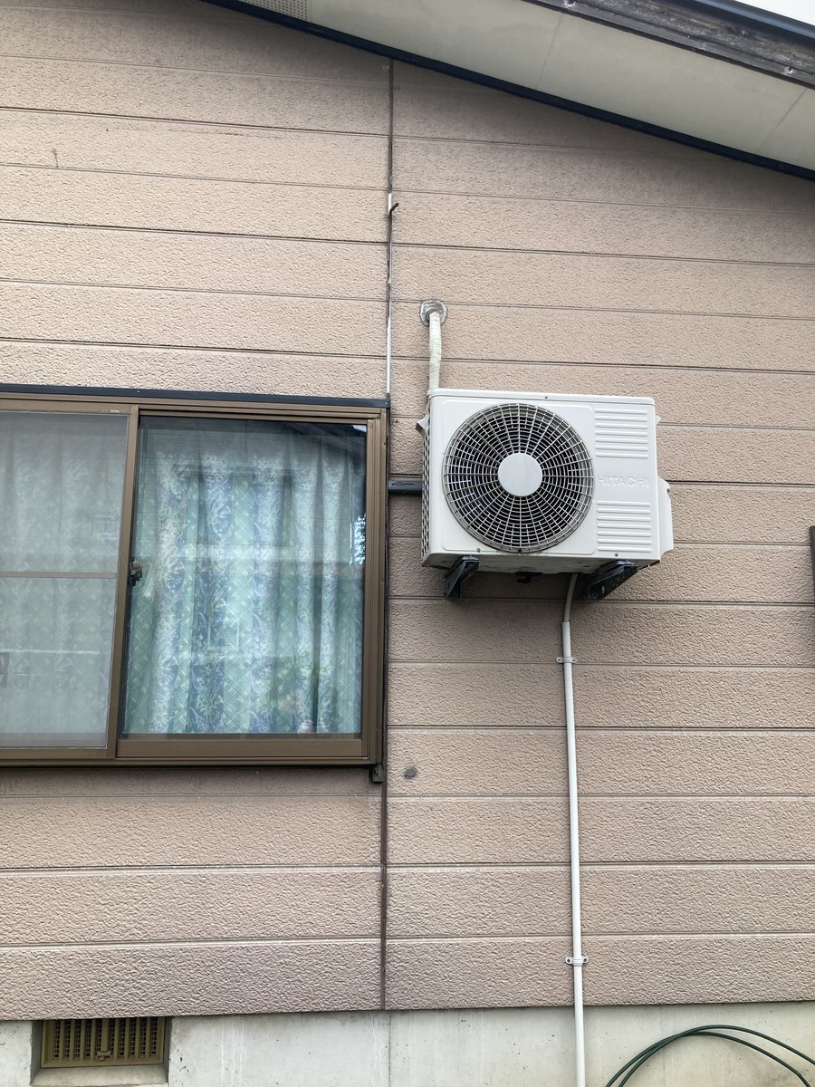 築34年の家の南側の外壁とエアコンの室外機